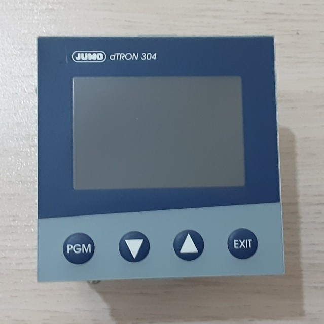 کنترلر دما و فشار آلمانی مارک جومو Jumo dTRON 304 تایپ 23/000 - 000 - 703044/181