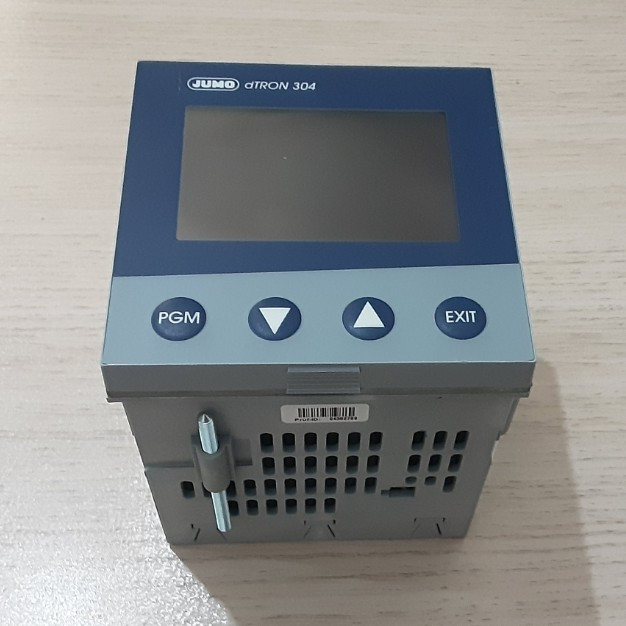 کنترلر دما و فشار آلمانی مارک جومو Jumo dTRON 304 تایپ 23/000 - 000 - 703044/181