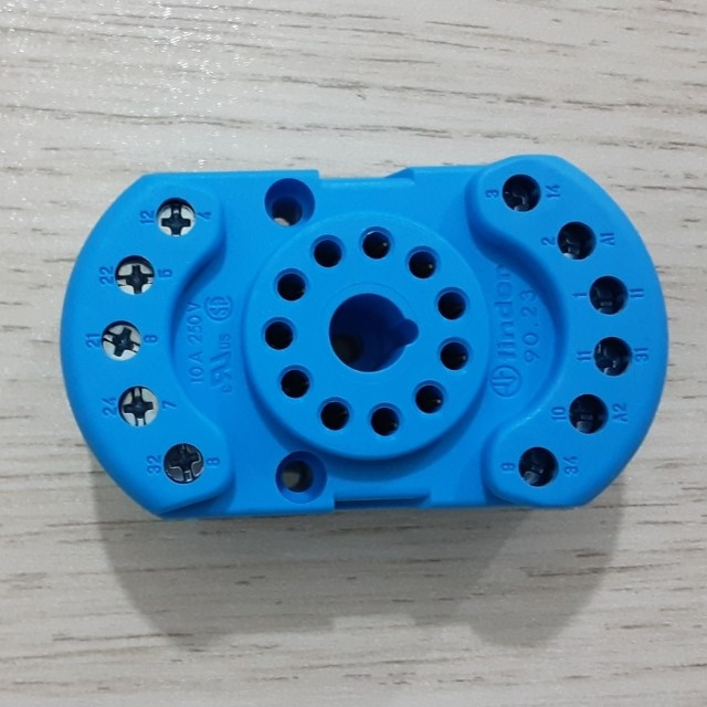 پایه رله شیشه ای 11 سوراخ مارک فیندر finder مدل 90.23 . ساخت اروپا